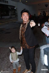 组图：钟镇涛生日携女亮相派对 谭咏麟叶童现身