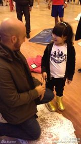 组图：王诗龄游博物馆看音乐剧 甜笑露文艺范儿