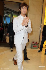 组图：陈柏霖白色西装亮相 自称比大仁哥有趣