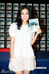 幻灯图：谢安琪举行签名会 白裙亮相清新俏丽