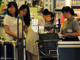 组图：陈好素颜逛超市买肉 产后身材恢复良好