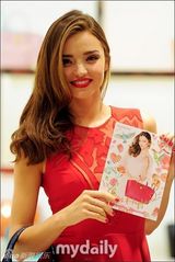 组图：米兰达可儿访韩镂空裙甜美将为球赛开球