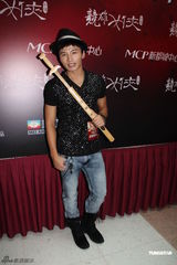 组图：黄奕香港宣传新片 杜宇航陈嘉桓表演武术