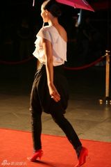 高清图：小宋佳助阵华语传媒盛典 红毯秀英伦范