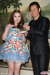 组图：施敏赴台卖萌 擅长投资徐乃麟甘拜下风