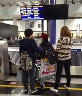 组图：杨幂口罩遮面打扮萌态 坐行李车小心护胎