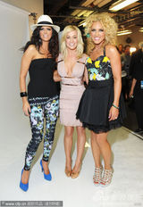 组图：乡村音乐电视奖后台 安德伍德未婚夫秀甜蜜