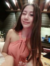 组图：男篮孙悦为美艳娇妻庆生 甜蜜互动