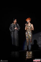 组图：孙燕姿橙发亮眼披黄金甲 许美静助阵