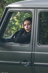 组图：金-卡戴珊低胸装现身洛城 丰满双乳浮现