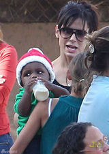 组图：桑德拉-布洛克为养子戴圣诞帽 骑马威风帅气