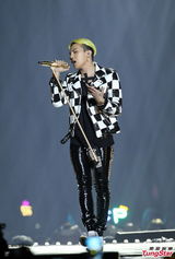 高清：EXO摘MAMA大奖 泫雅贤胜热吻Rain复出