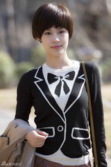 组图：韩丹彤春季郊外写真 清新自然时尚范儿