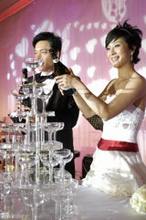 高清：罗嘉良环抱苏岩幸福满意 敬女婿茶笑容腼腆