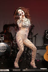 组图：温岚紧身战衣秀身材曲线 母亲节前夕温馨献唱