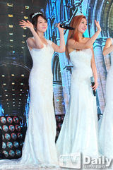 组图：韩团GirlsDay发新专辑 薄纱红裙显妖娆