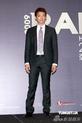 幻灯组图：Rain抵港为个唱造势 拒谈问题忙离场