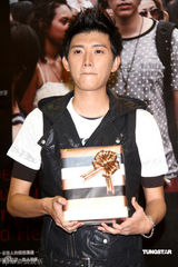 林依晨送上摄影背包力挺好友曾少宗新书发表 