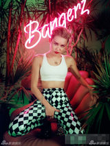 策划：女星豪放大秀M字腿 不惧走光拼性感