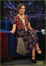 组图：凯拉-奈特莉花裙亮相 大秀小提琴多才多艺