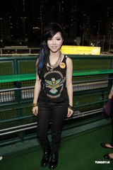 组图：邓紫棋为马场表演助兴