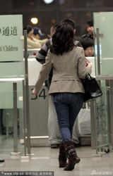 组图：李小冉现身走孕妇通道急掉头 陷流产传闻