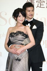 组图：戴君竹获量身订制婚纱与准新郎分享心情