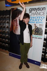 组图：GaGa小师弟抵港 自称已与歌迷们结婚