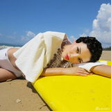 组图：张蓝心海滩比基尼写真 复古发型时尚性感