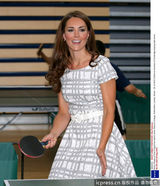 组图：哈利王子逗嫂子凯特王妃莞尔一笑