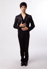 组图：赵文浩拍绅士写真 黑色西装展全新自我