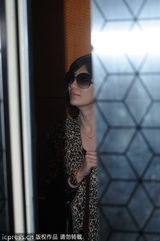 组图：贾静雯豹纹装现身 墨镜遮面心情好