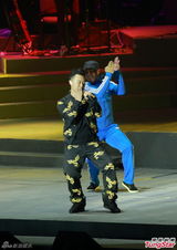 组图：陈奕迅澳门癫狂开唱 猛甩布条歌衫潮翻天