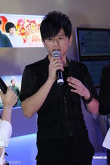 组图：张杰现身上海电视节 为红色剧演唱主题曲