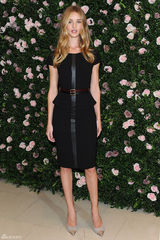 组图：罗茜-汉丁顿-惠特莉黑裙亮相妩媚