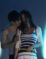 组图：柳岩与泰版《浪漫满屋》Mike贴身热舞