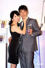 幻灯：陶晶莹与老公首度亲密代言 不忘为小S叫屈