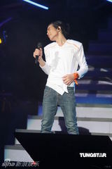 组图：萧敬腾唱《black or white》 向杰克逊致敬