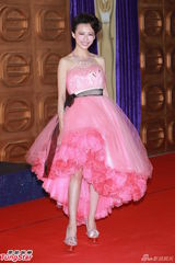 组图：TVB台庆红毯闪耀 米雪梳冲天髻杨怡珠光宝气