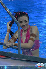 组图：星跳跃女星多款泳衣PK 周韦彤撞色性感