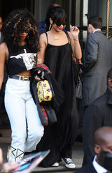 组图：蕾哈娜吊带裙现身英国激情献唱