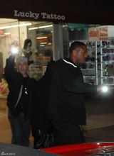 组图：比伯被拘前夜店照曝光 保镖开道眼神迷离