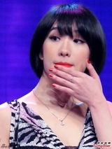 组图：花儿朵朵莫龙丹录节目 惧走光小动作不断