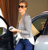 高清组图：惠特莉街拍LOOK灰色外套搭配牛仔裤