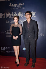 组图：应采儿透视黑裙亮相颁奖礼 敬业无惧寒风