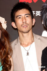 幻灯图：立威廉变形象扮混混 范逸臣演失意主唱