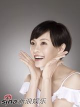 幻灯图集：孙俪清新代言洗眼液 表情可爱白裙飘逸