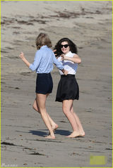 组图：洛德与泰勒沙滩巧遇 兴奋狂舞不顾发型