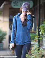 组图：梅根福克斯与老公甜蜜逛街 熊扑怀中翘臀诱人  