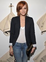 高清组图：阿什莉-辛普森裸妆亮相 牛仔裤秀纤细美腿